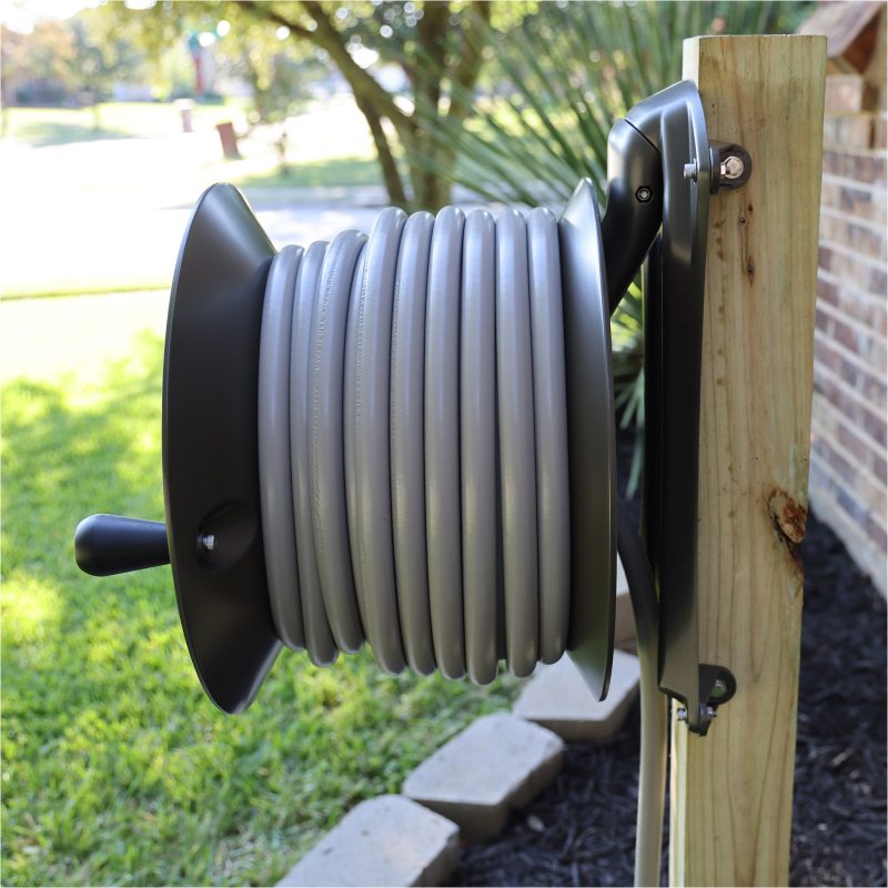 Wood Post Mount Garden Hose Reel - Image 15