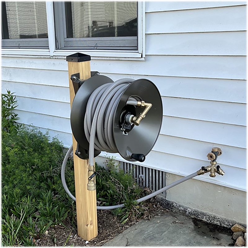 Wood Post Mount Garden Hose Reel - Image 18