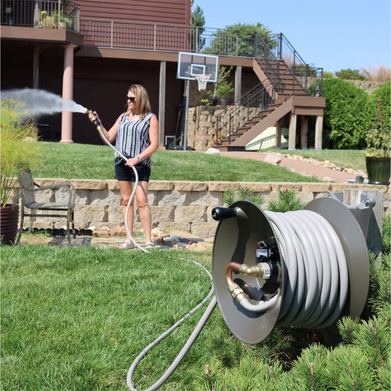 Wood Post Mount Garden Hose Reel - Image 25
